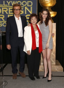 El anuncio fue hecho por Simon Baker y Kristen Stewart que aparecen aquí junto a la presidenta de la prensa extranjera acreditada en Hollywood Aida Takla-O’Reilly